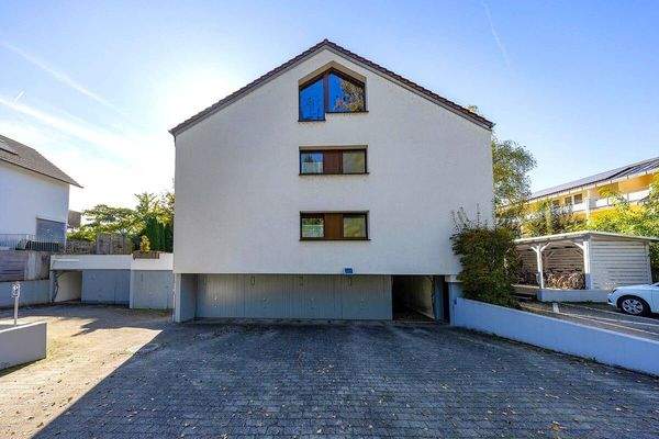 Seitenansicht mit Garagen