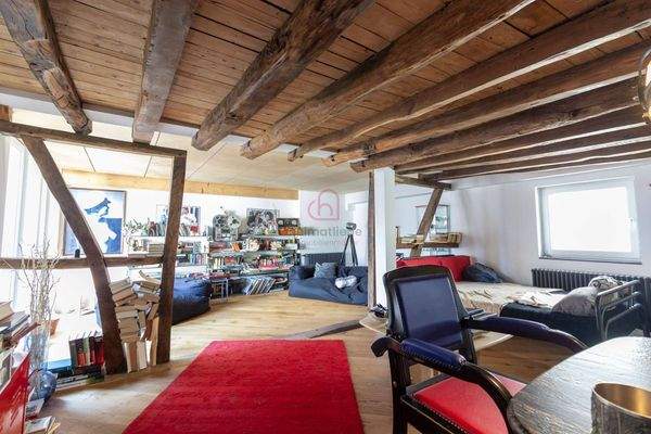 Wohnzimmer mit Holzbalkendecke