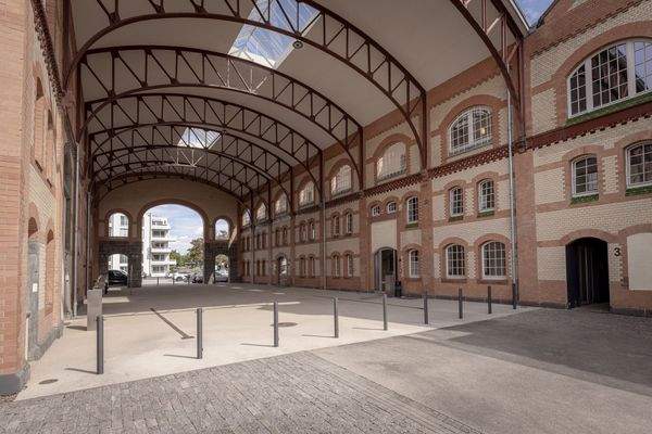 Kalthalle mit Blick auf den Laubengang im 2. OG