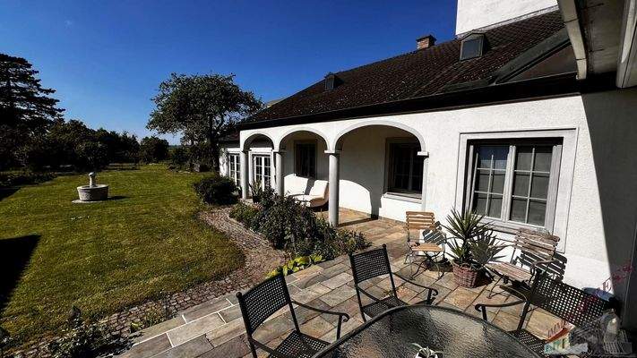 Terrassenblick auf Garten und Arkadengang