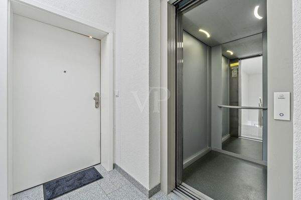 Treppenhaus mit Aufzug