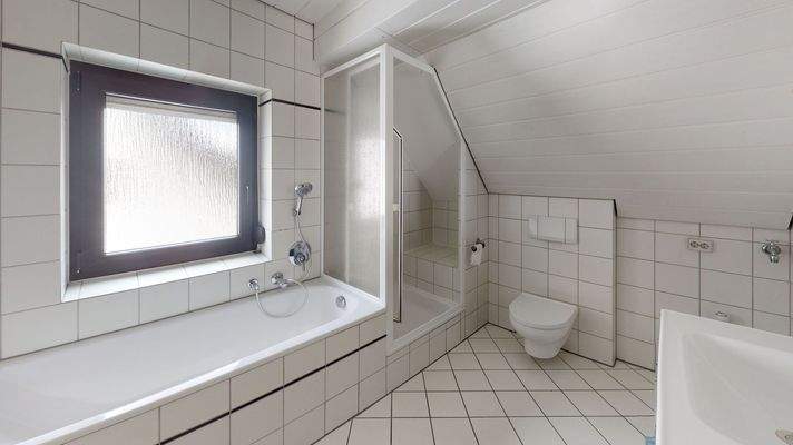 Badezimmer mit Tageslicht