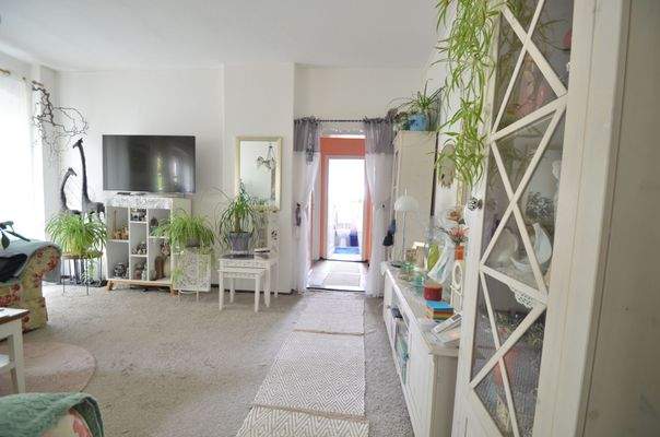 Blick in das geräumige Wohnzimmer