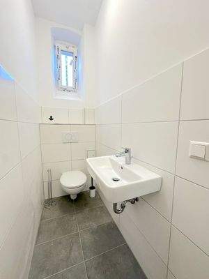 Modernes WC mit Waschbecken