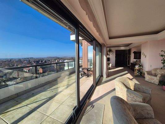 Wohnzimmer mit Balkon