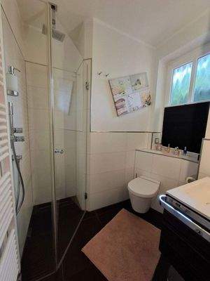 Gäste-WC mit Dusche