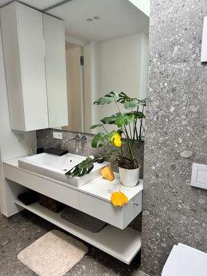 Modernes Bad mit Pflanzen