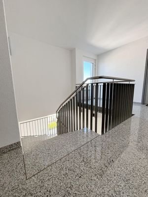 gepflegtes, helles Treppenhaus