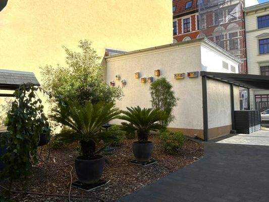 Impressionen Garten und überdachter Müllstandplatz