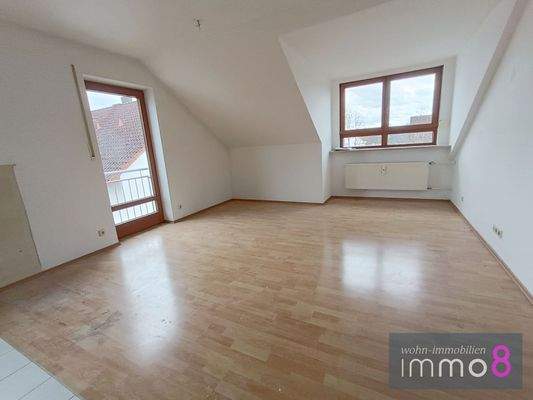 lichtdurchfluteter Wohnraum