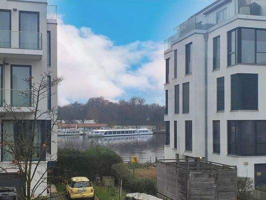 Durchblick zum Stralauer Spreeufer