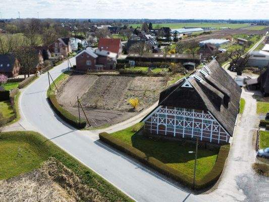 Drohnenaufnahme Bauernhaus mit Gartenbereich