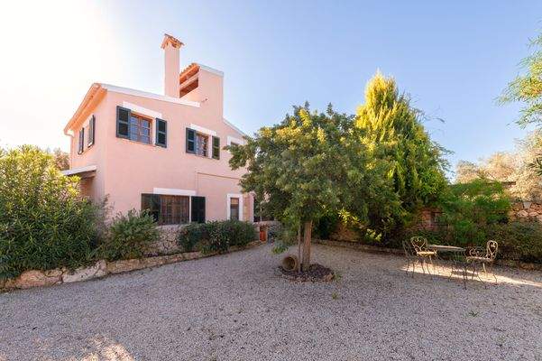 Blick auf die gepflegte Finca in ruhiger Lage bei Costitx
