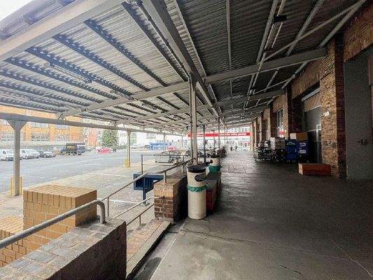 überdachter Anlieferungsbereich