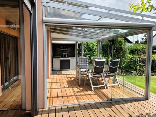 Terrasse mit Überdachung und OutdoorKüche