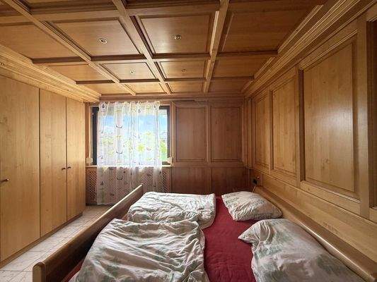 OG 1 / Schlafzimmer im Holzdesign und Einb.Schrank