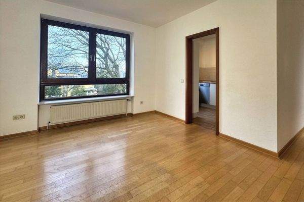 Wohnzimmer mit Essbereich und Blick zur Küche