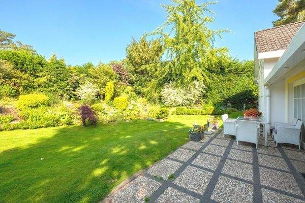 Mit schönem Grundstück