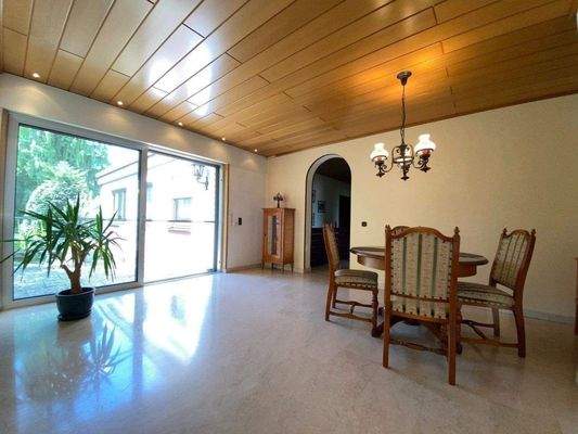 Essbereich mit Ausblick in den Garten!