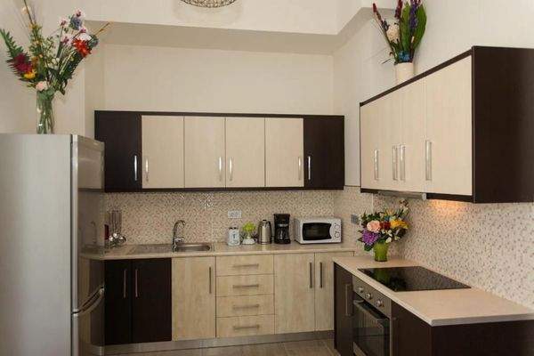 Kreta, Episkopi: Haus mit 2 Wohnungen, Bio-Obstplantage und Bergblick zu verkaufen