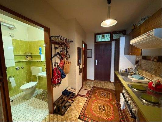Küche mit Blick zum Bad und zum Eingang