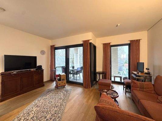 Wohnzimmer mit Balkonzugang