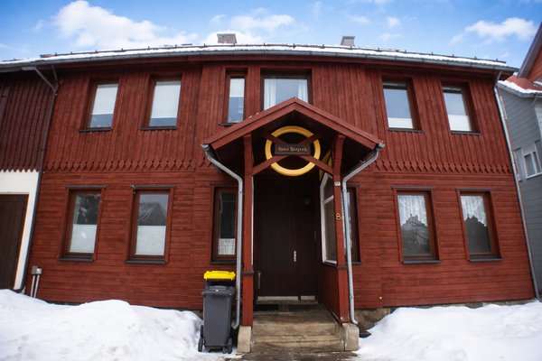 Haus Bergfrieden im Winterlicht.png