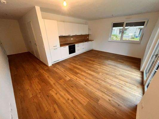 Wohnzimmer mit offener Küche