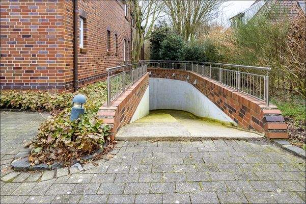 Außenbereich - Fahrradrampe und Zugang in den Keller