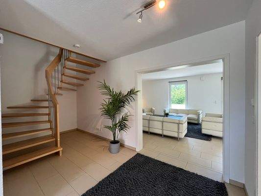 Flurbereich Haupthaus im EG mit Treppe nach oben