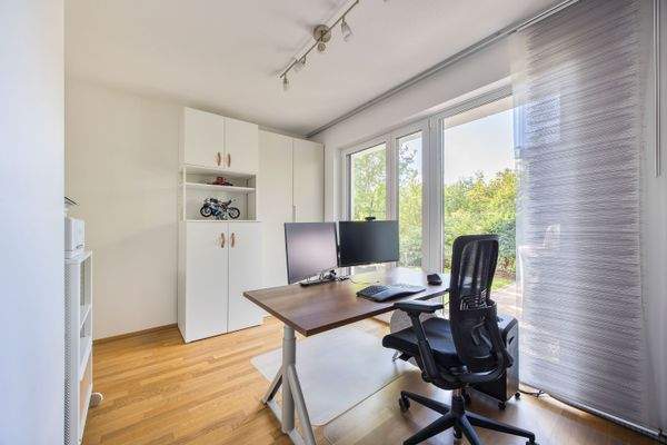 Viel Tageslicht mit bodentiefen Fensterflächen schaffen eine harmonische Wohnatmosphäre