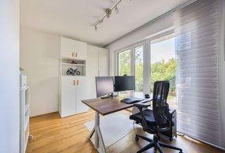 Viel Tageslicht mit bodentiefen Fensterflächen schaffen eine harmonische Wohnatmosphäre