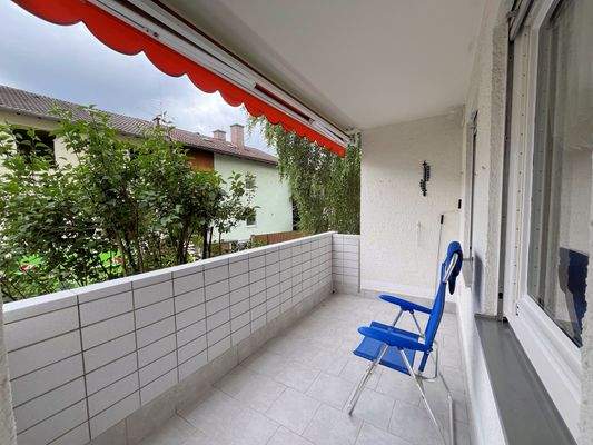 Überdachte Loggia mit Blicks ins Grüne