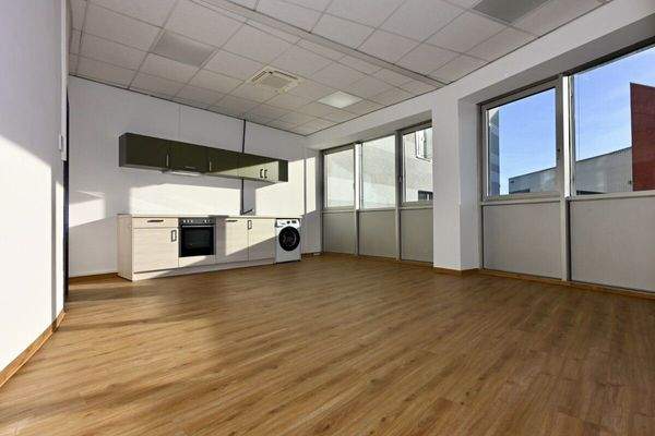 Büro vorne mit Einbauküche