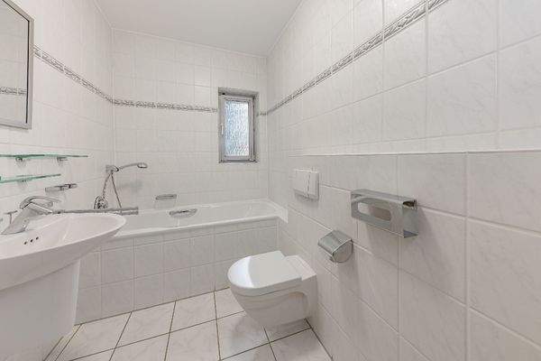 EG: Wannenbad mit Fenster