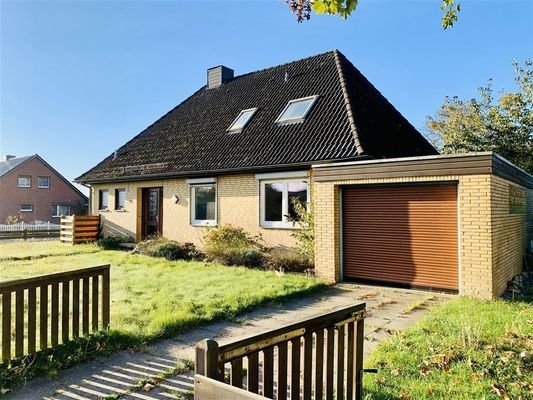 Hausansicht mit Garage vorne