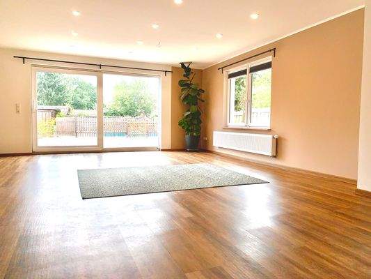 Schiebetüranlage zur Terrasse mit Pool