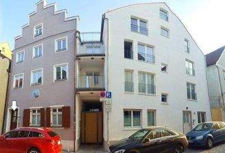 Ansicht Schulstr. 8 (Pfeil zeigt Hauseingang) 