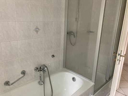 Tageslichtbad mit Wanne + Dusche 
