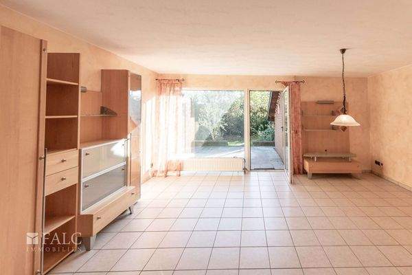 Wohnzimmer mit Gartenausgang