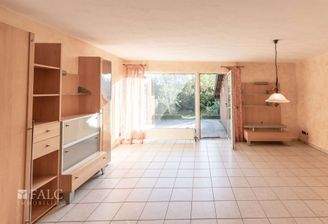 Wohnzimmer mit Gartenausgang