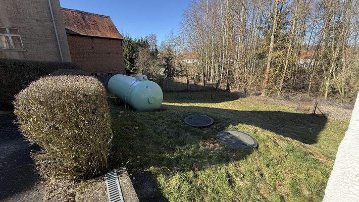 Gastank und vollb. Kleinkläranlage