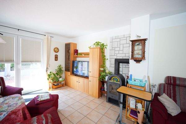 Wohnbereich mit angrenzender Küche