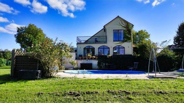 Frontalansicht des Hauses mit Pool