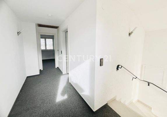 OG - heller Flur zu den Zimmern und Bad