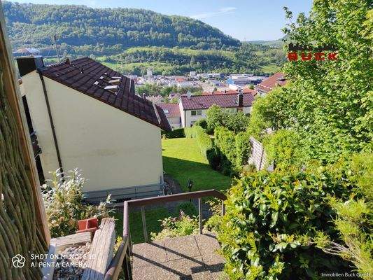 Treppenaufgang zum PKW Stellplatz 