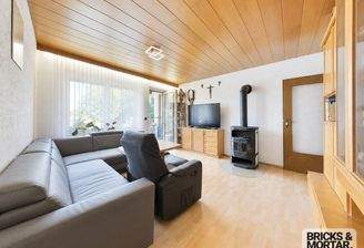 Wohnzimmer, mit KI bearbeitet zur Wahrung der Privatsphäre