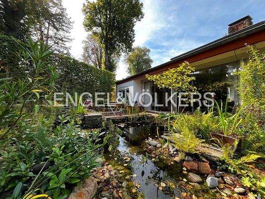 großzügiger Naturteich 