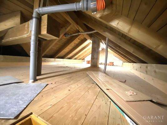 Blick auf den Dachboden