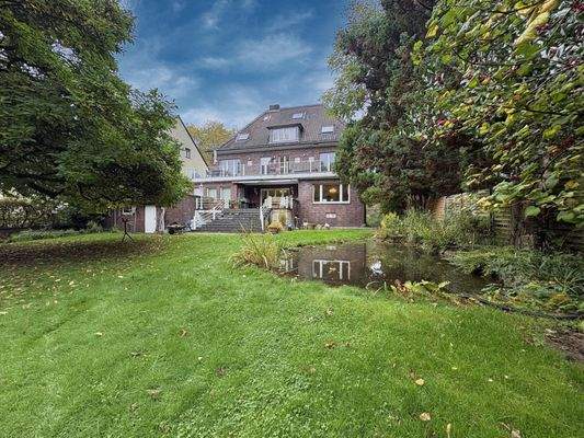 Gartenansicht mit Teich